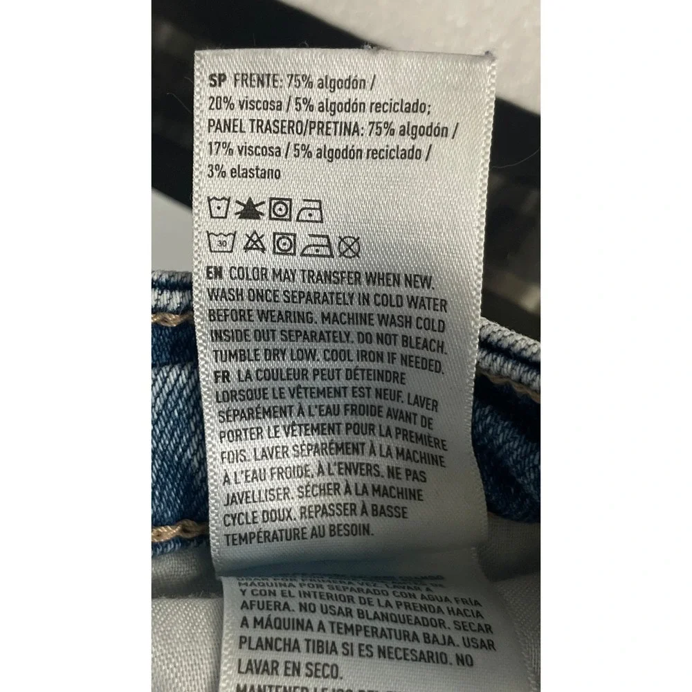 American Eagle Mom Jean Light‎ Wash Distressed High Rise Denim Size 2 Regular